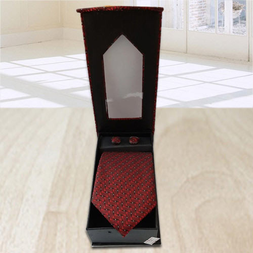 Amazing Maroon Tie, Cuffing n Pocket Square Gift Set
