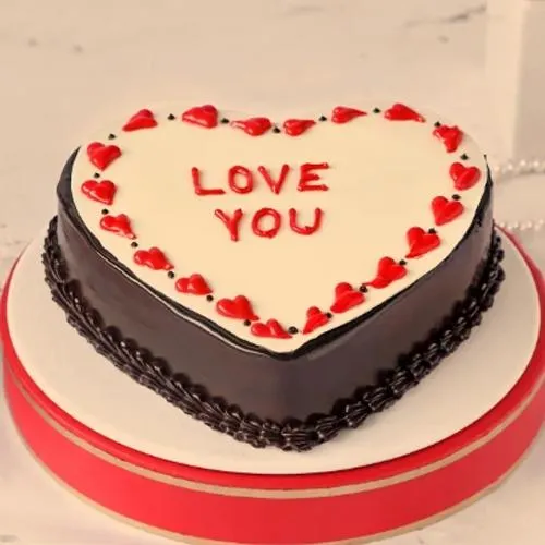 Mouth-Watering Chocolate Cake in Heart Shape