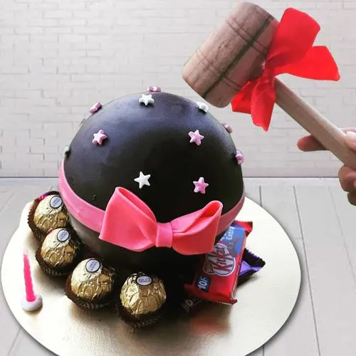 Scrumptious Piï¿½ata Cake with Hammer n Chocolates