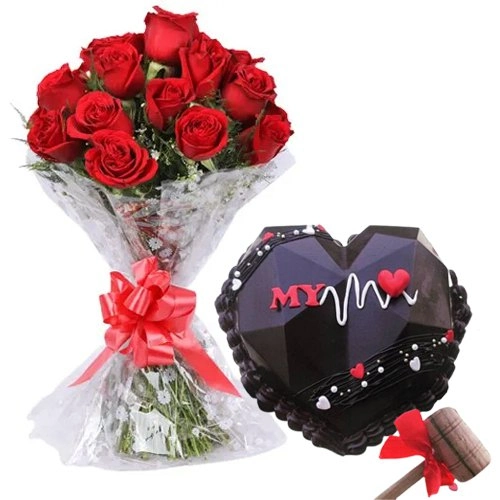 Delicious My Heart Pi�ata Cake with Red Roses Bouquet