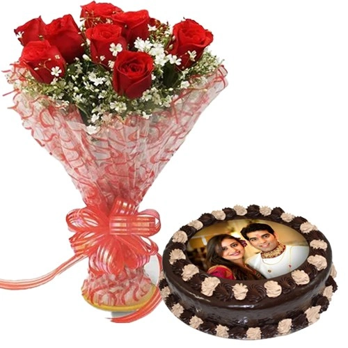 Appetizing Chocolate Photo Cake N Roses Bouquet for Rose Day