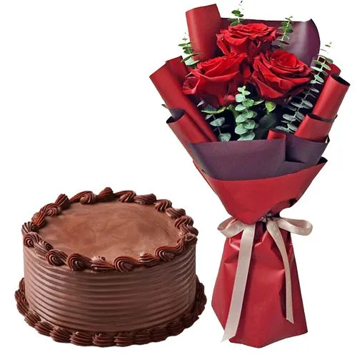 Red Roses Bunch with Chocolate Cake
