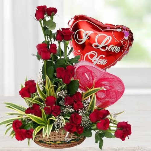 Elegant Gift of Red Rose Bunch with Heart Shape Balloon