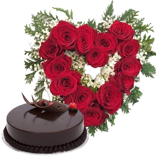 Hearty Arrangement of Red Roses with Chocolate Cake