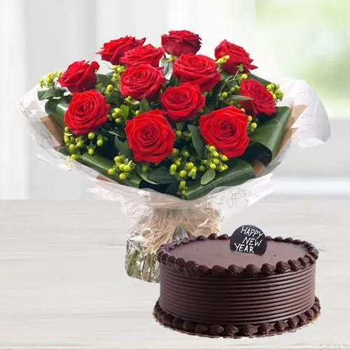 Adorable Red Roses in a Vase with divine Chocolate cake