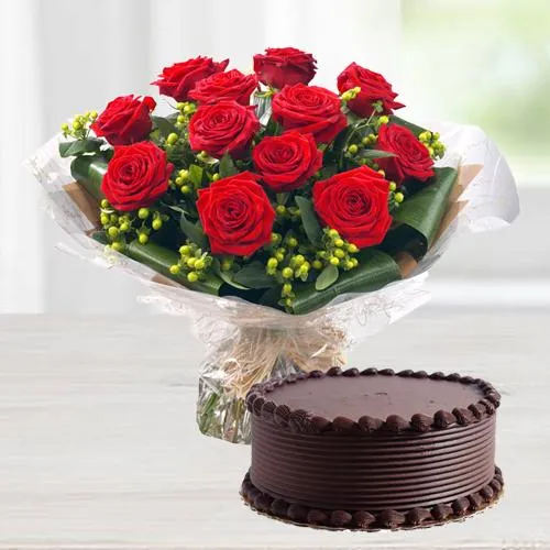 Adorable Red Roses in a Vase with divine Chocolate cake