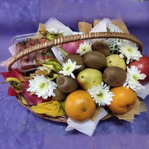 Freshly-Harvested Fresh Fruits Basket