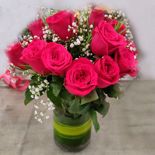 Cheerful Glass Vase Display of Red Roses