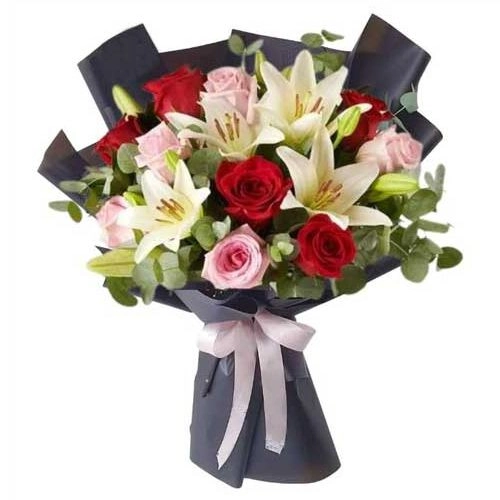 Elegant Blossoms: Fresh Flower Bouquet