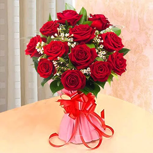 Luxurious Bouquet Arrangement of Roses in Red Color