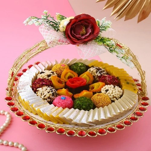 Send Luxurious Gift Basket of Assorted Sweets